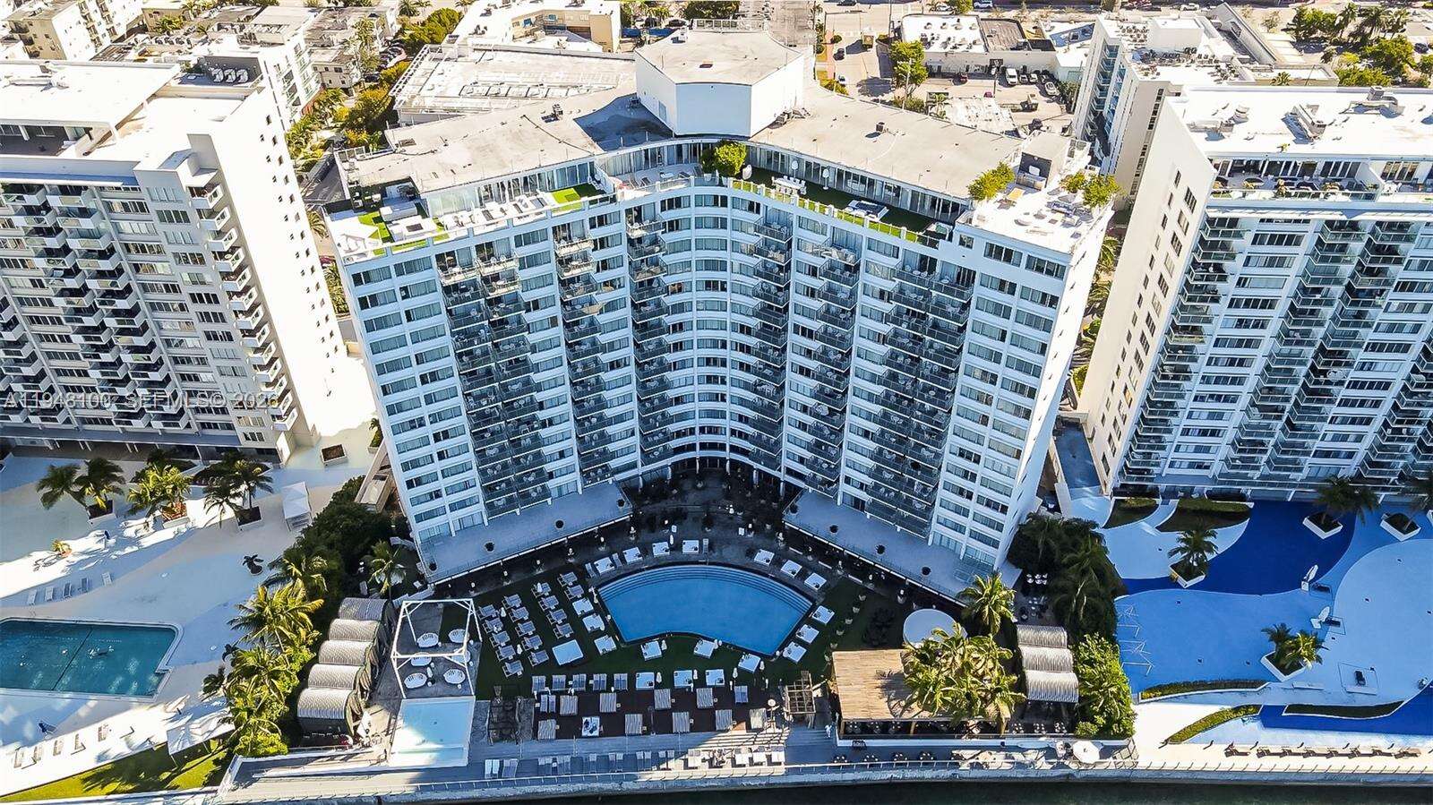 Mondrian Unit #616 | Picture 32