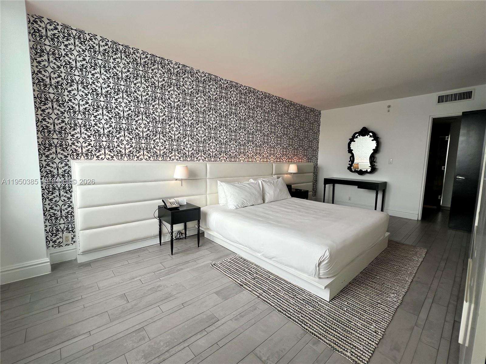 Mondrian Unit #910 | Picture 11