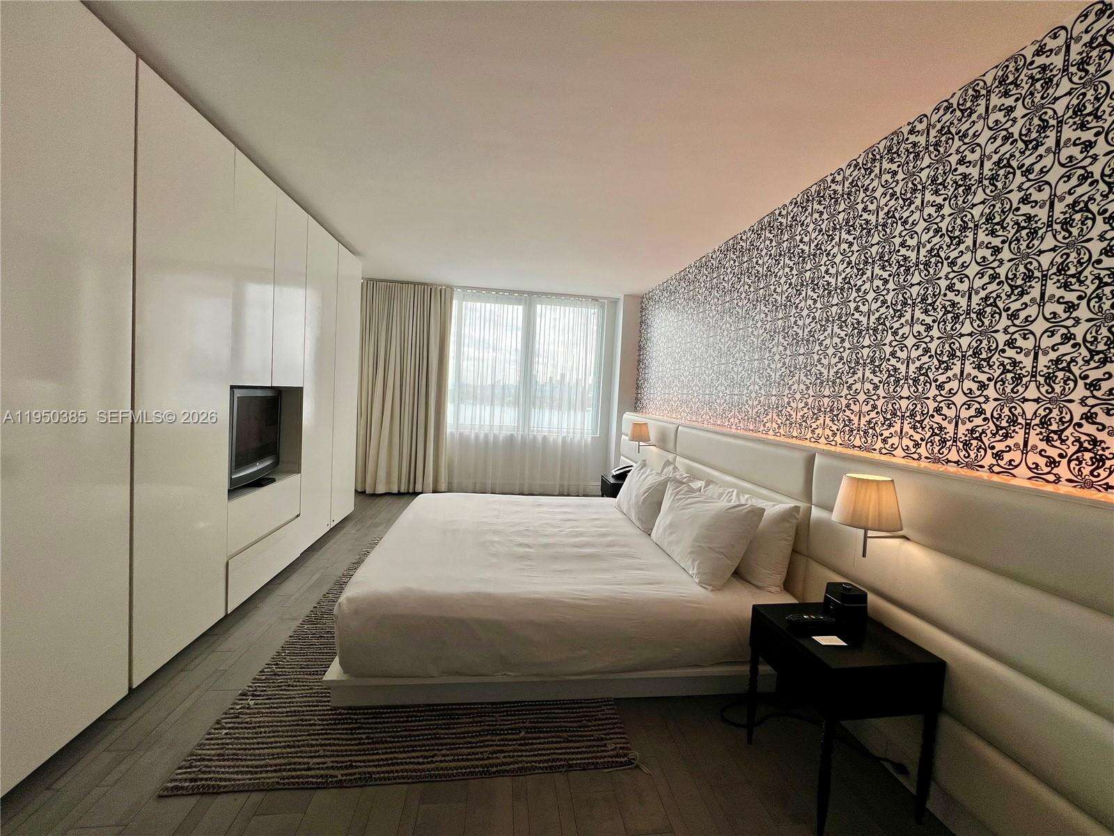 Mondrian Unit #910 | Picture 12