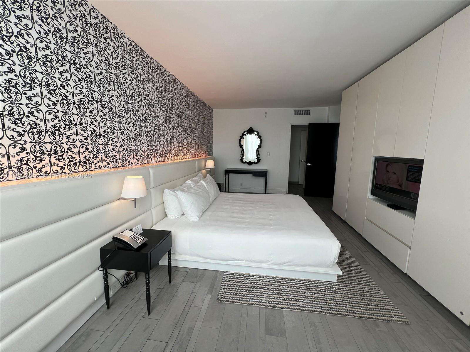 Mondrian Unit #910 | Picture 13