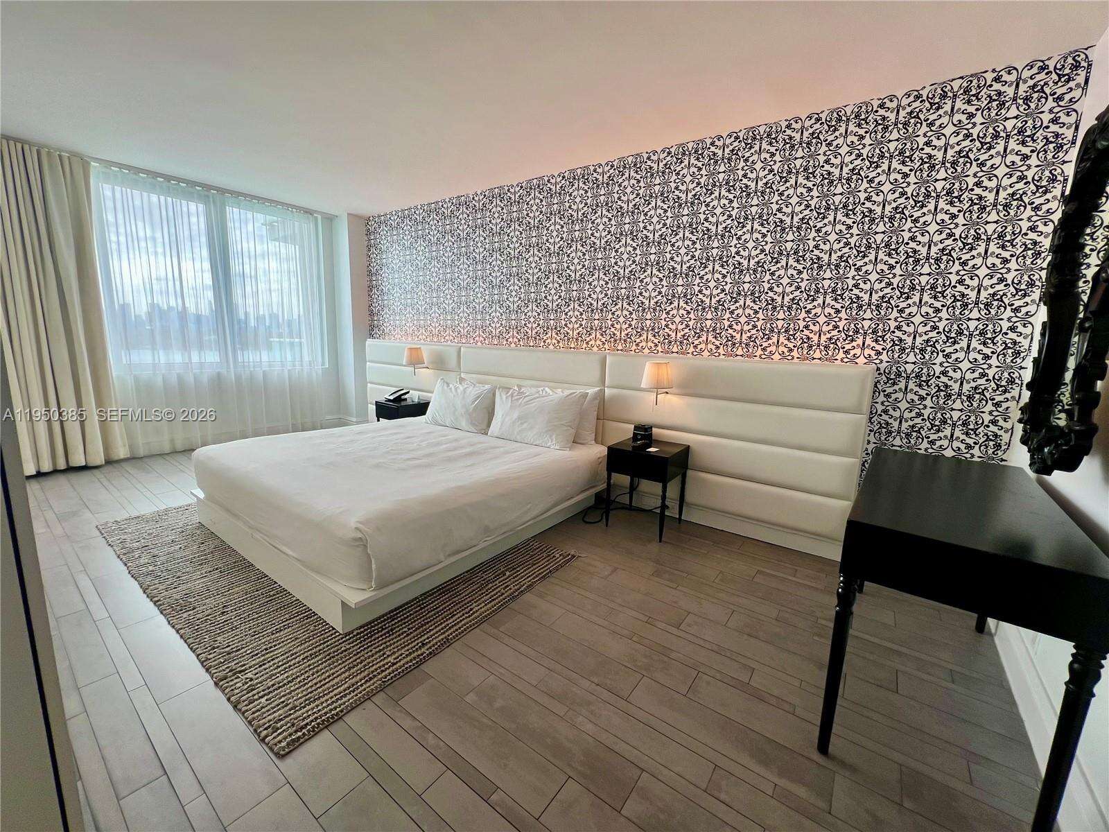 Mondrian Unit #910 | Picture 14