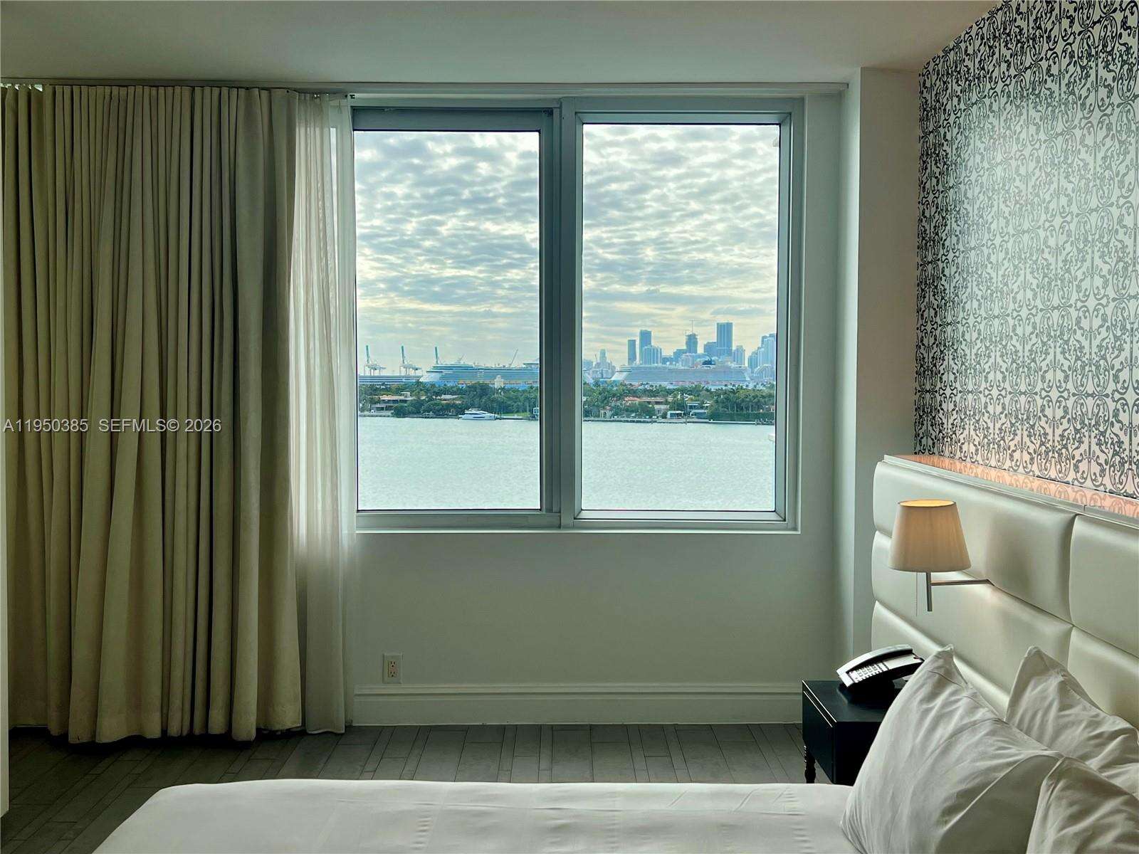 Mondrian Unit #910 | Picture 15