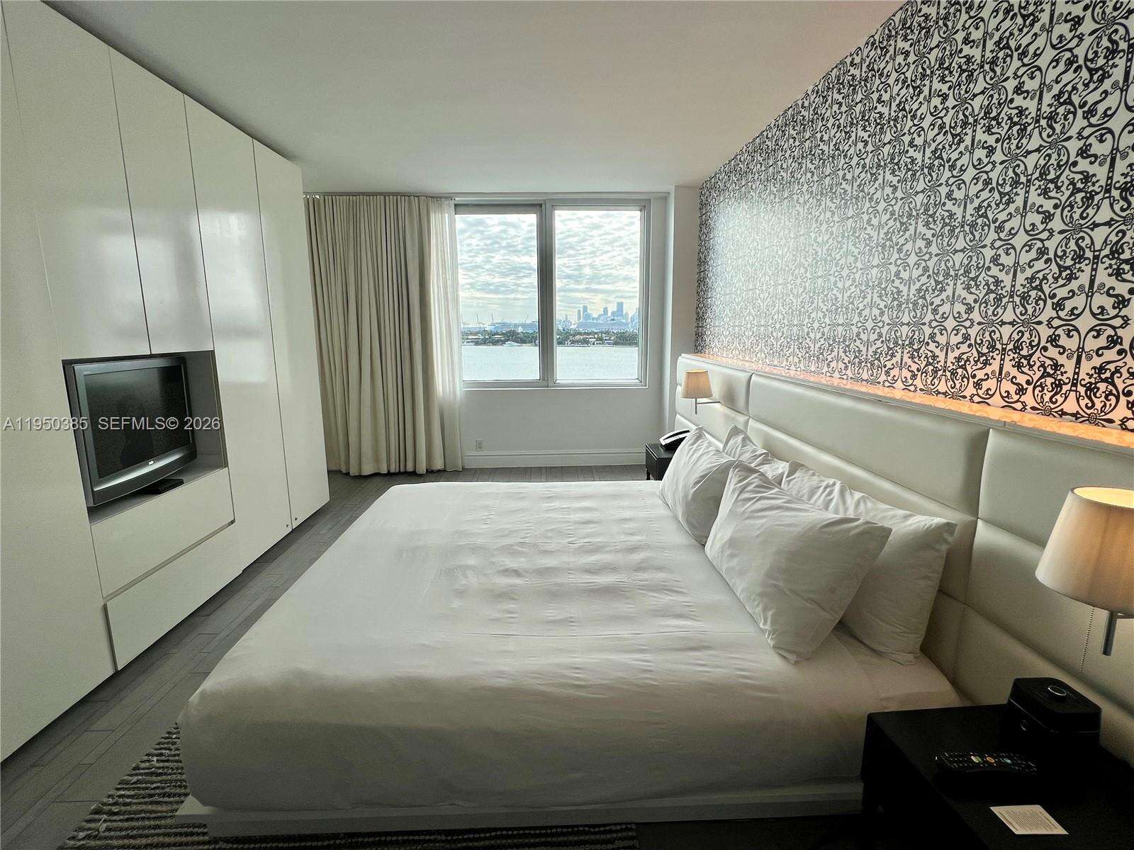 Mondrian Unit #910 | Picture 16