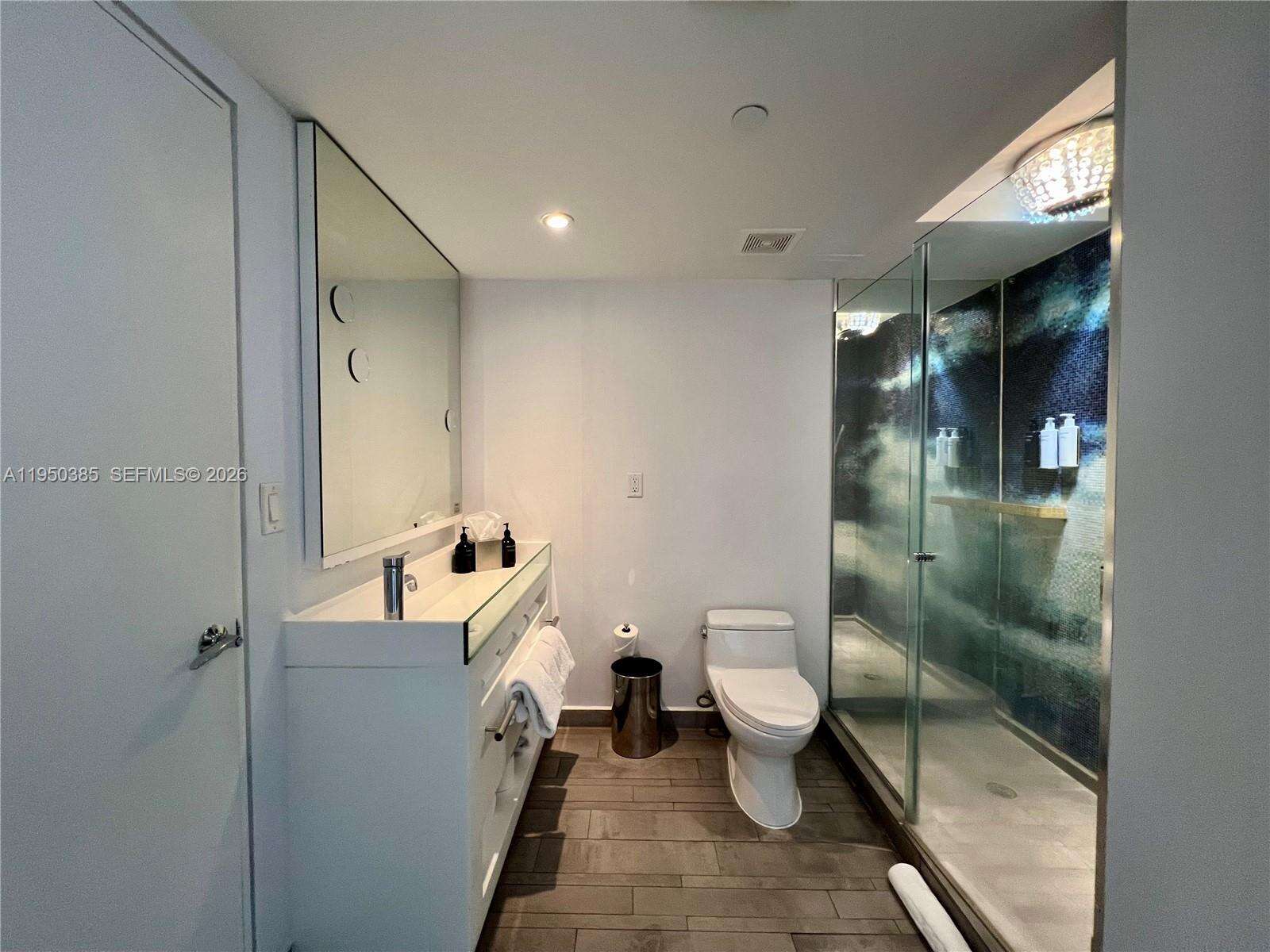 Mondrian Unit #910 | Picture 17