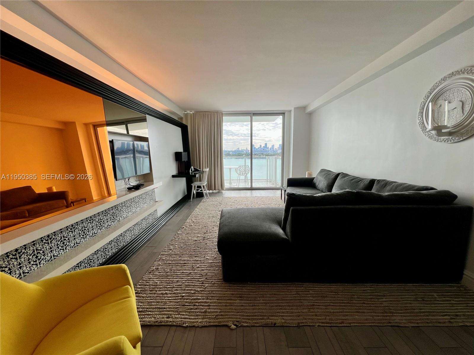 Mondrian Unit #910 | Picture 3