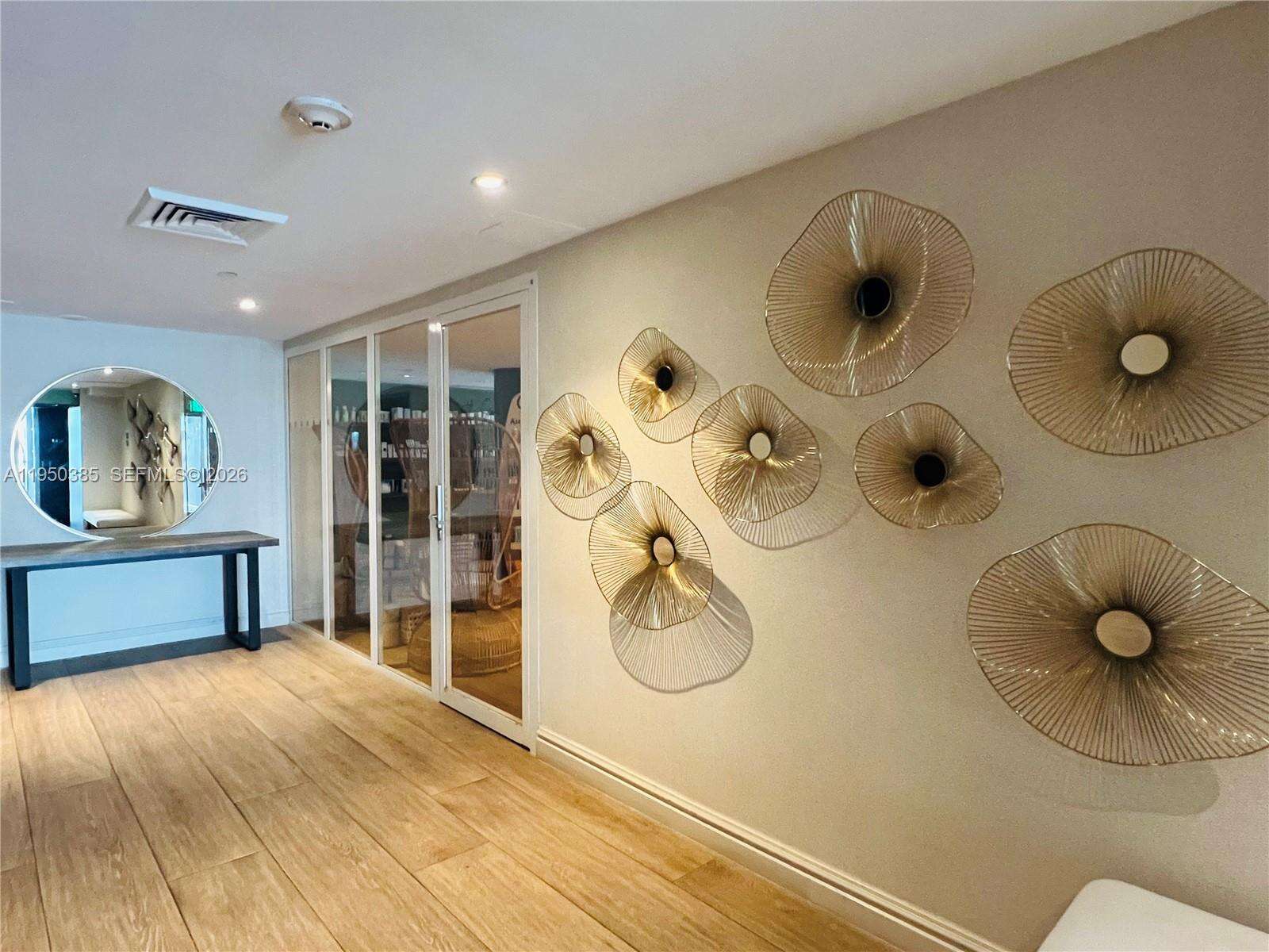 Mondrian Unit #910 | Picture 24