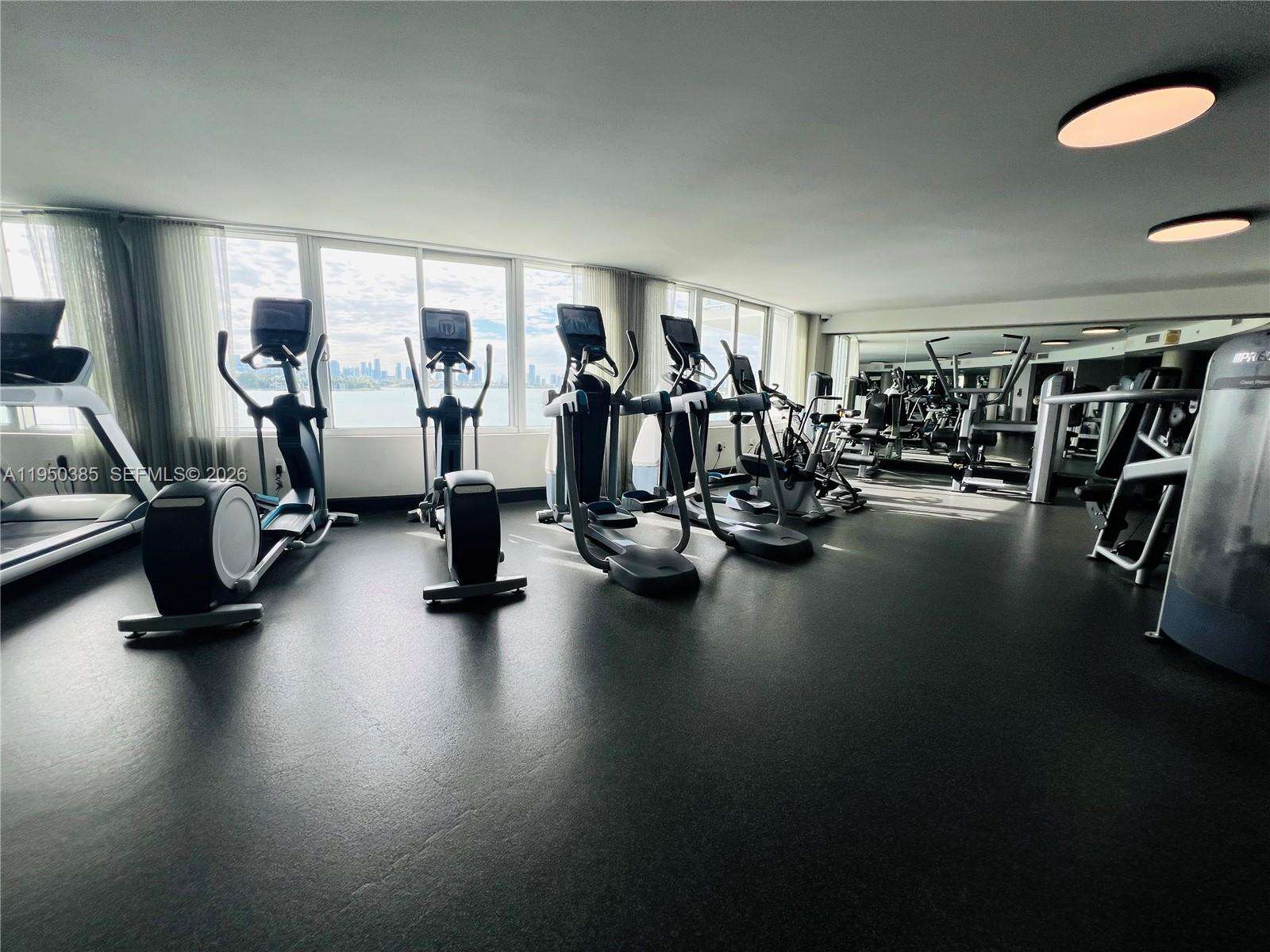 Mondrian Unit #910 | Picture 25