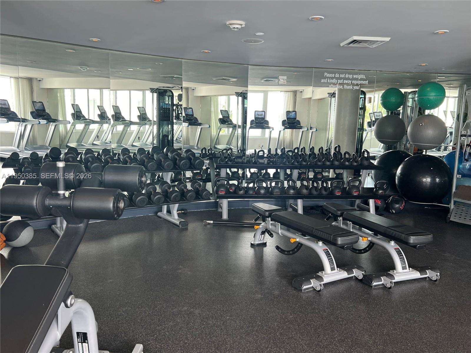 Mondrian Unit #910 | Picture 27