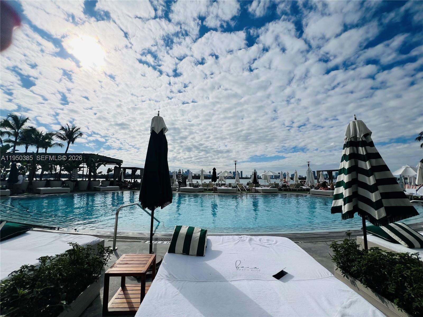 Mondrian Unit #910 | Picture 28