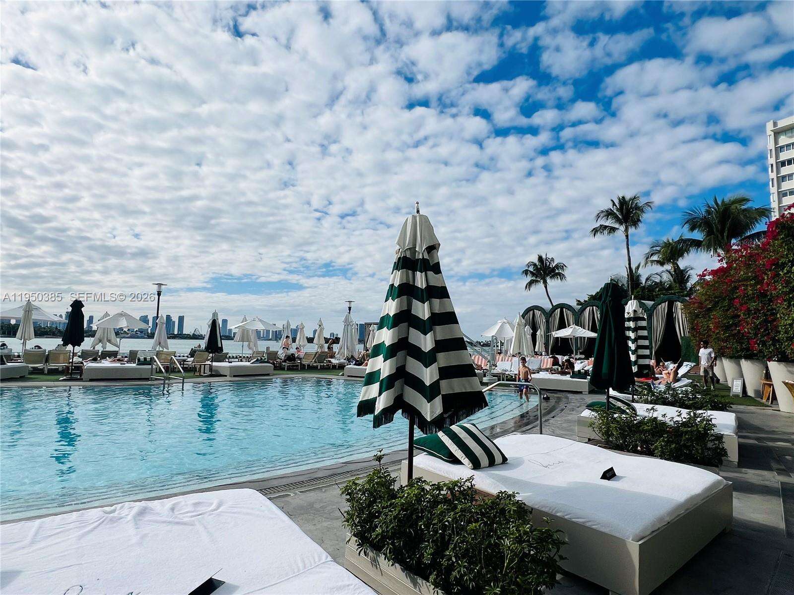 Mondrian Unit #910 | Picture 29