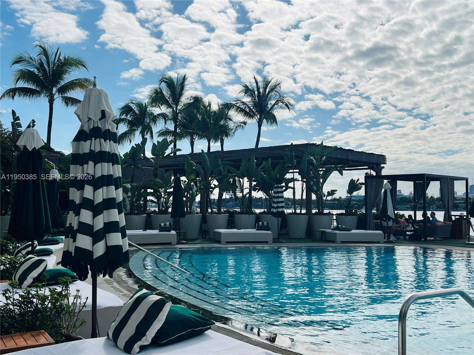 Mondrian Unit #910 | Picture 30