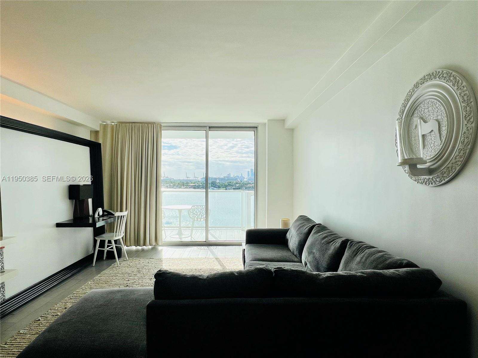 Mondrian Unit #910 | Picture 4