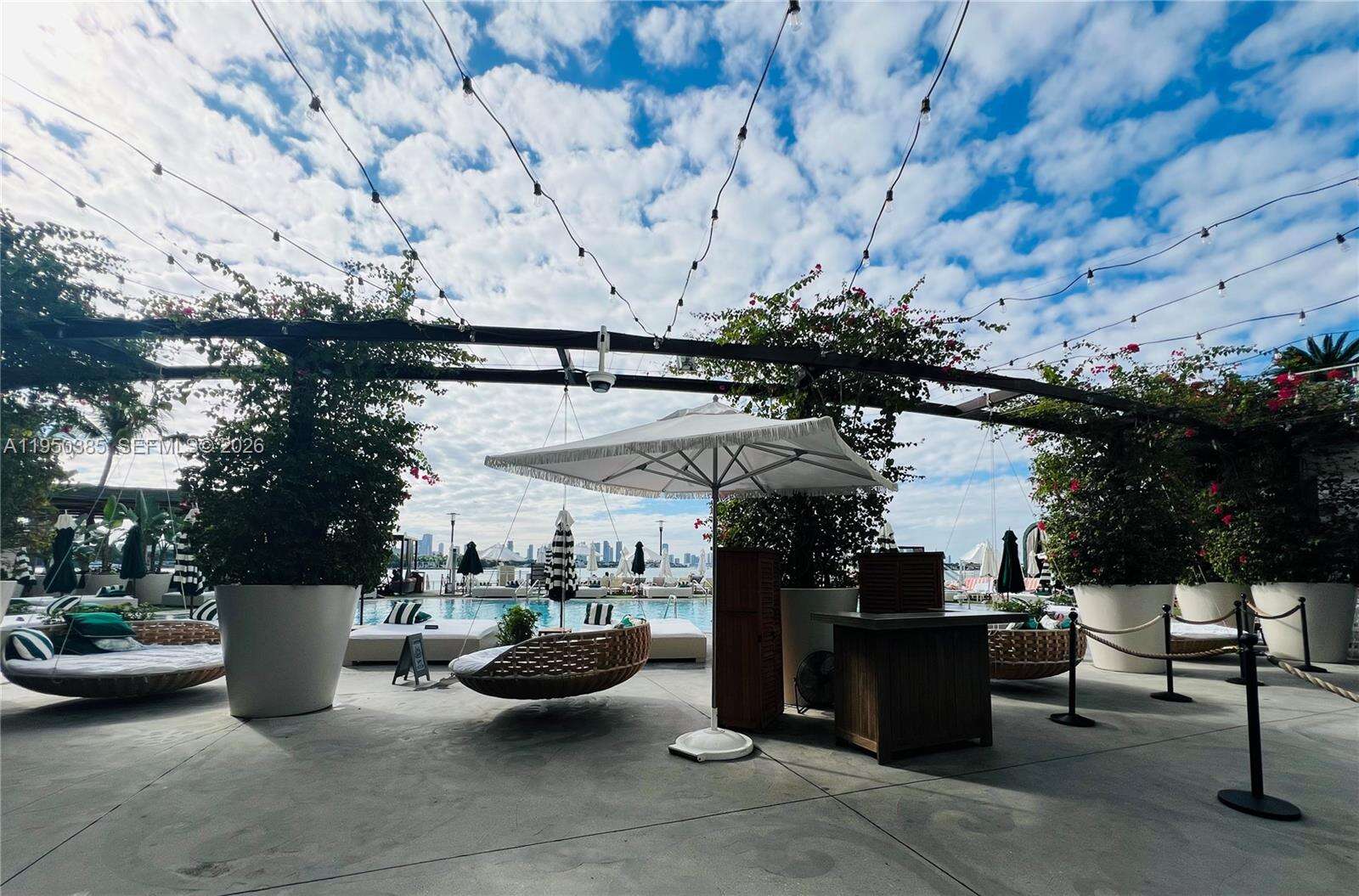 Mondrian Unit #910 | Picture 31