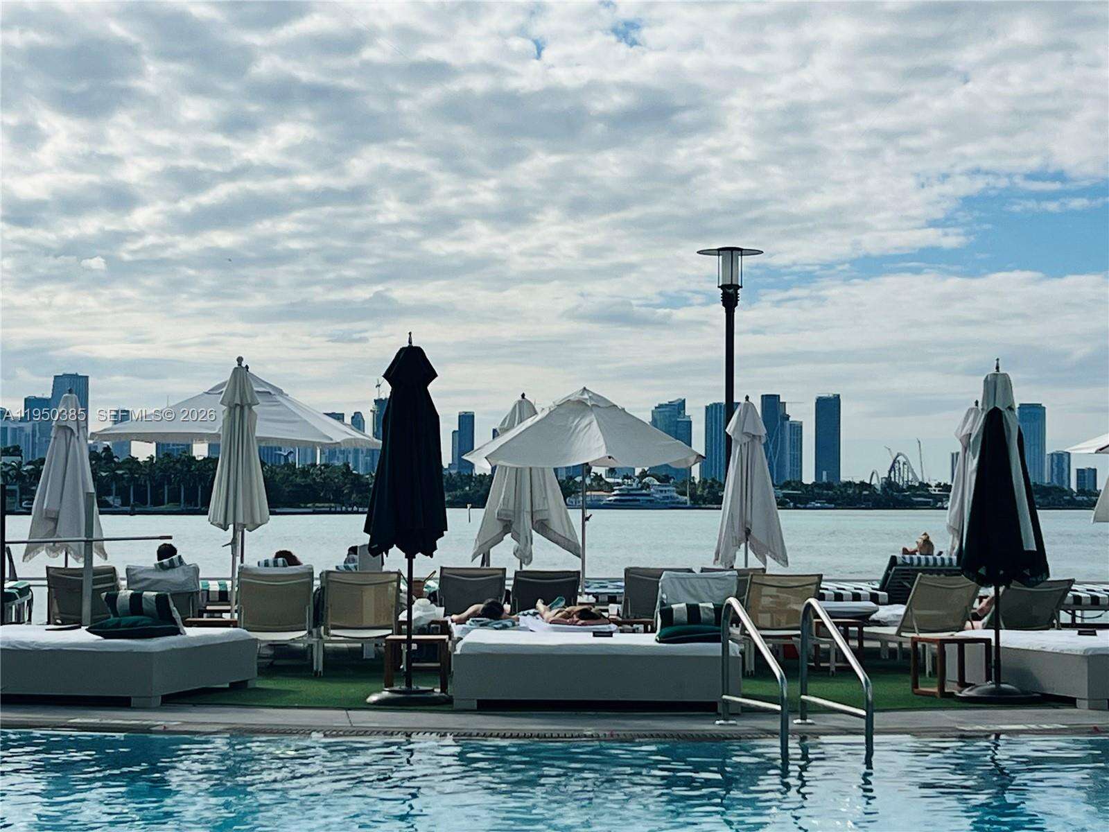 Mondrian Unit #910 | Picture 32