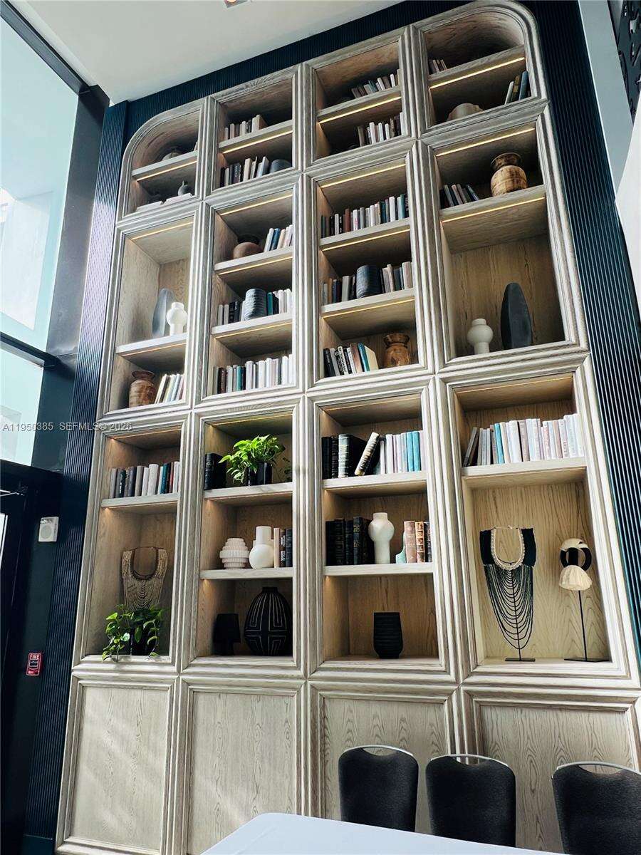 Mondrian Unit #910 | Picture 33