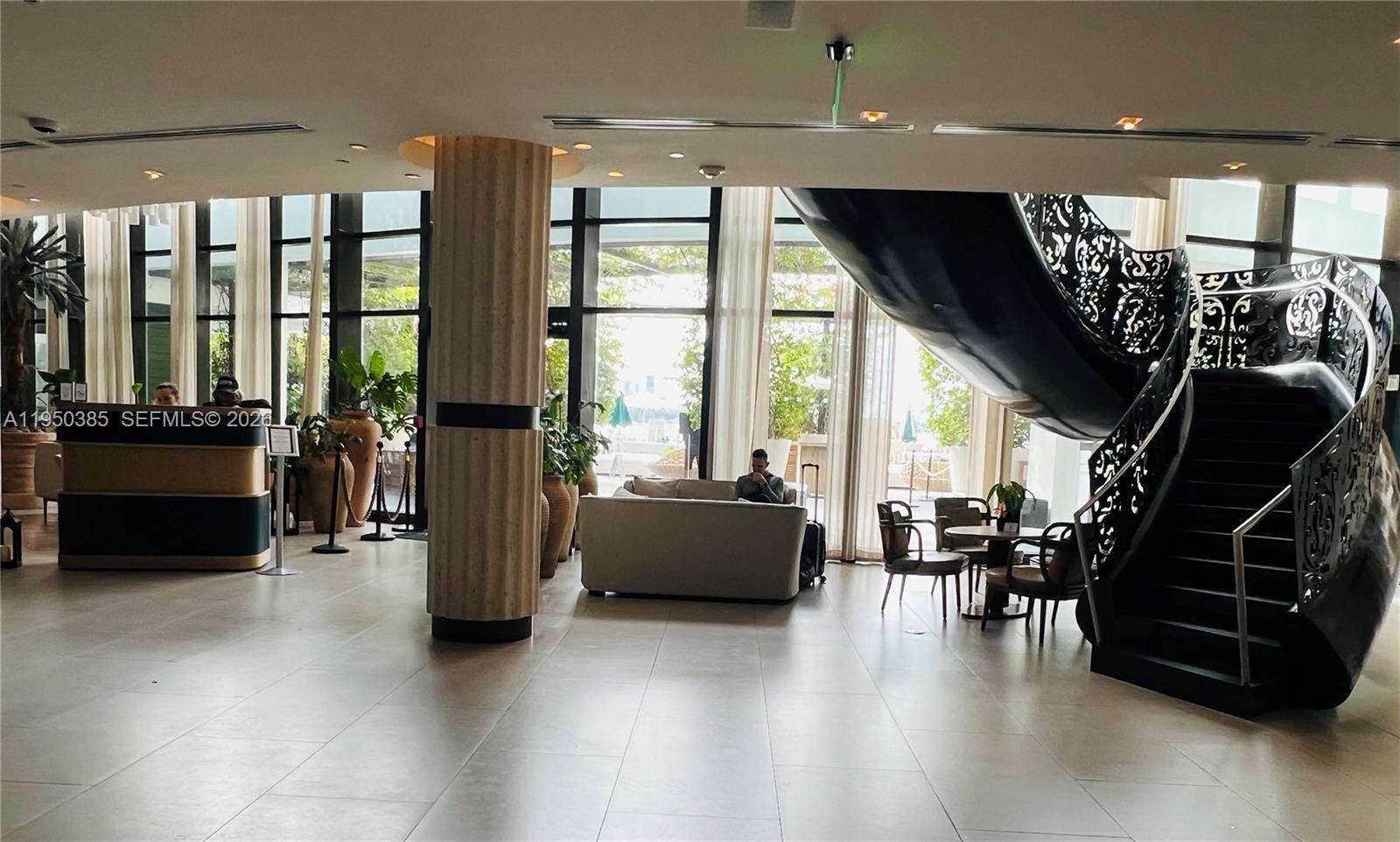 Mondrian Unit #910 | Picture 34