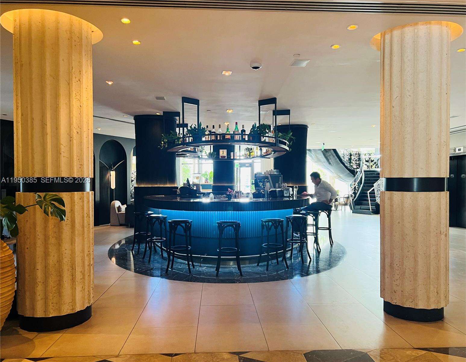 Mondrian Unit #910 | Picture 35