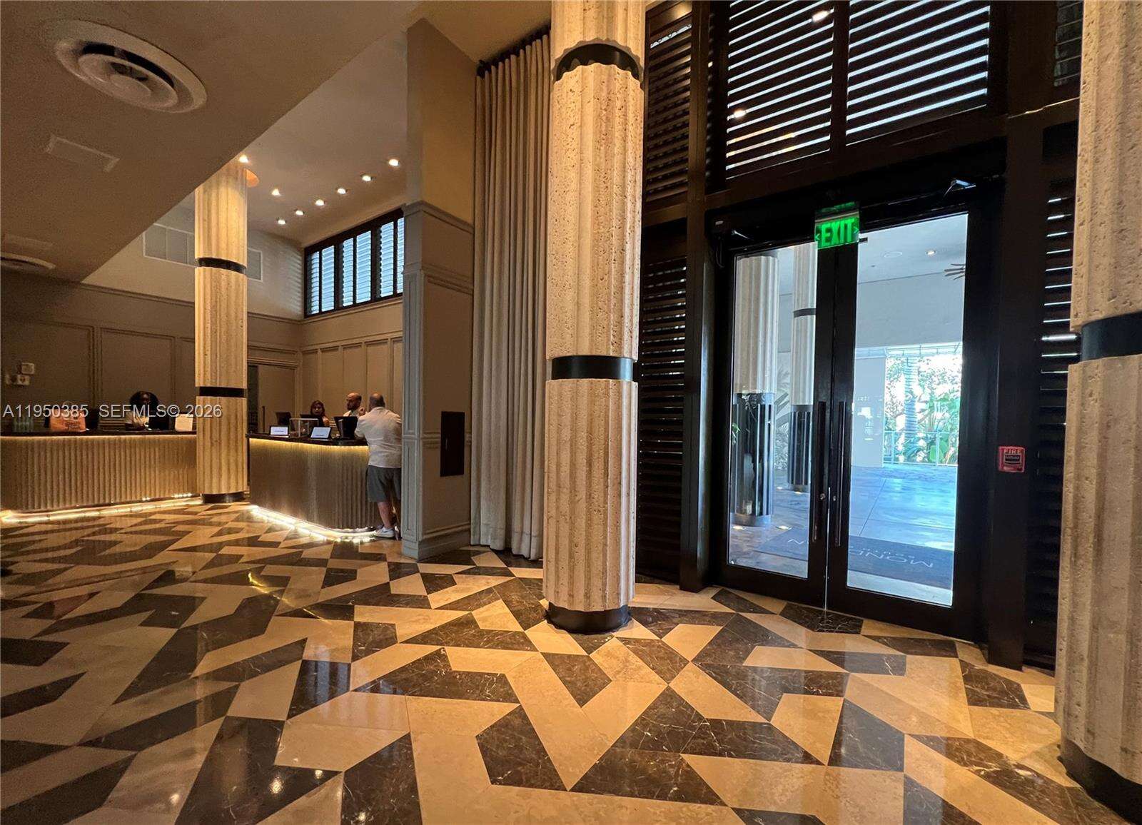 Mondrian Unit #910 | Picture 36