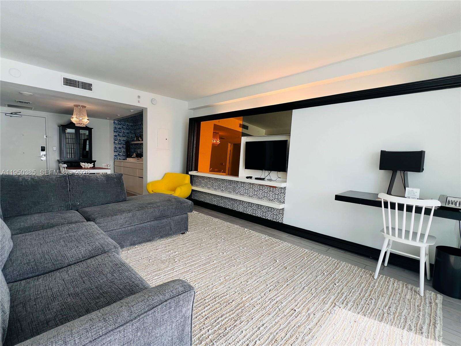 Mondrian Unit #910 | Picture 5