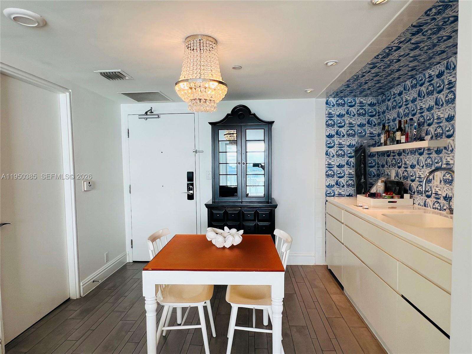 Mondrian Unit #910 | Picture 7