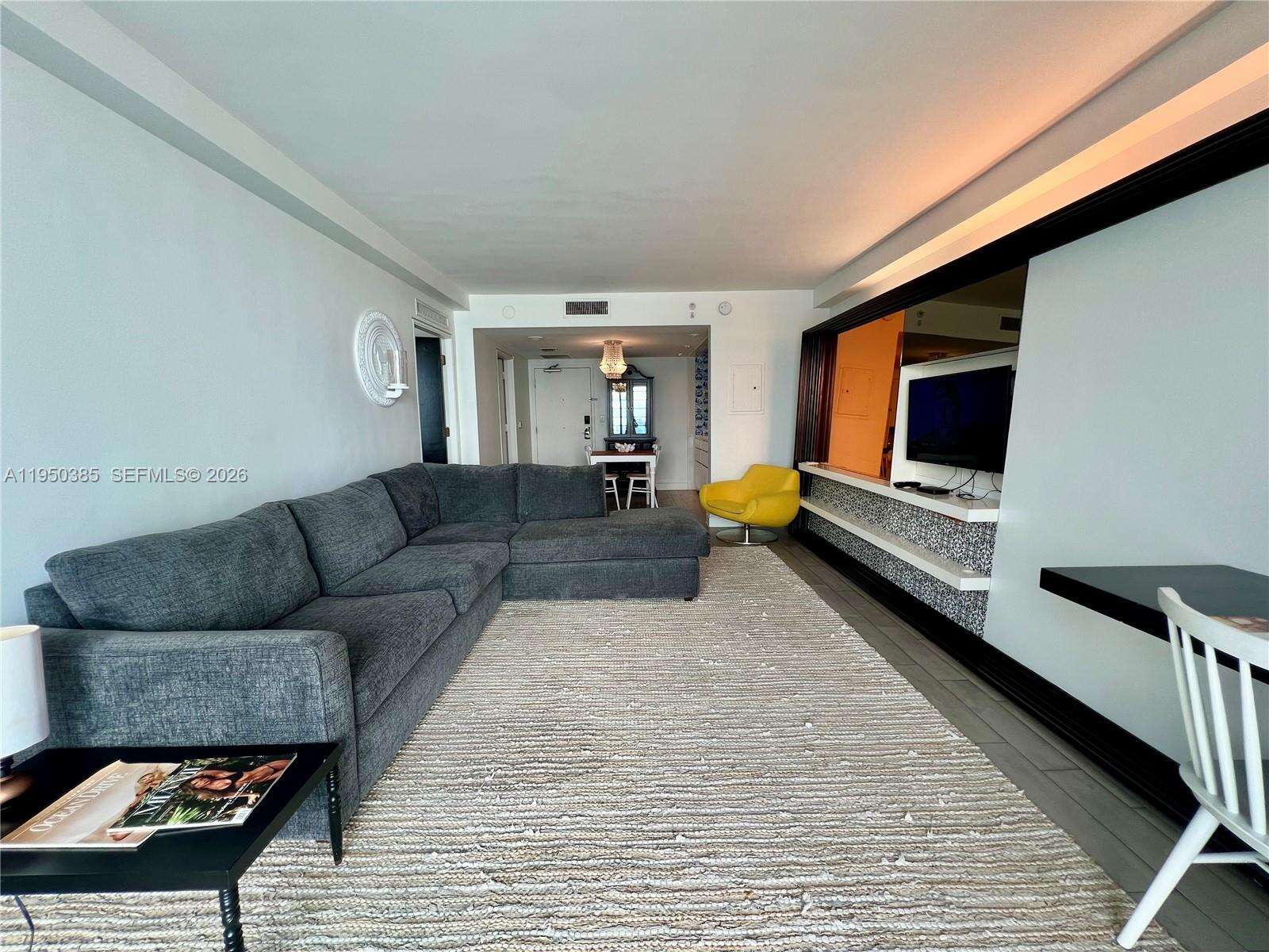 Mondrian Unit #910 | Picture 8