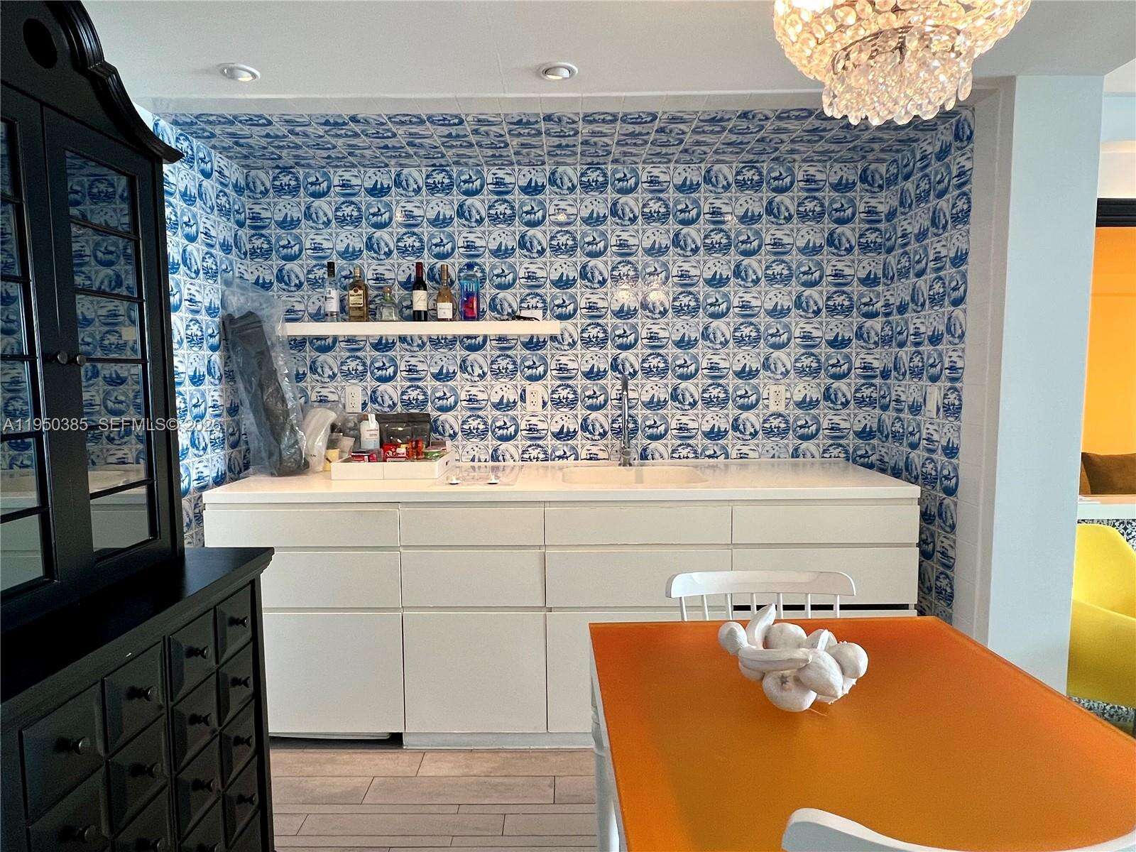 Mondrian Unit #910 | Picture 10