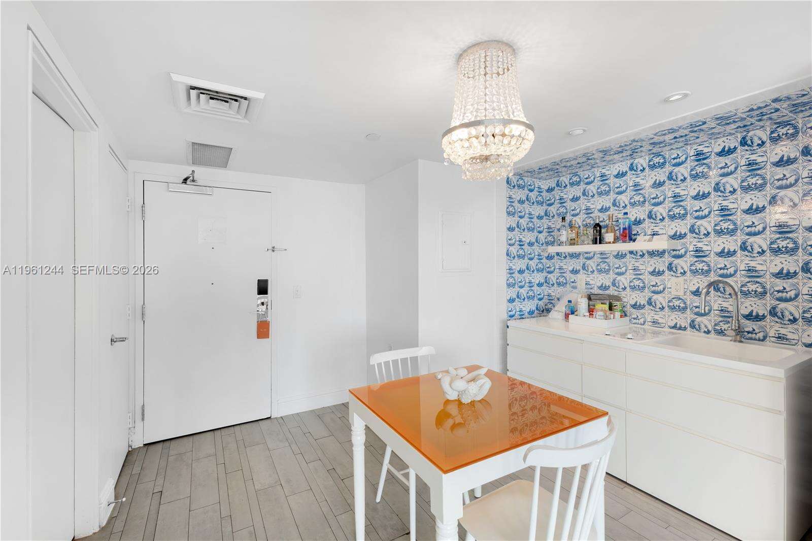 Mondrian Unit #408 | Picture 13