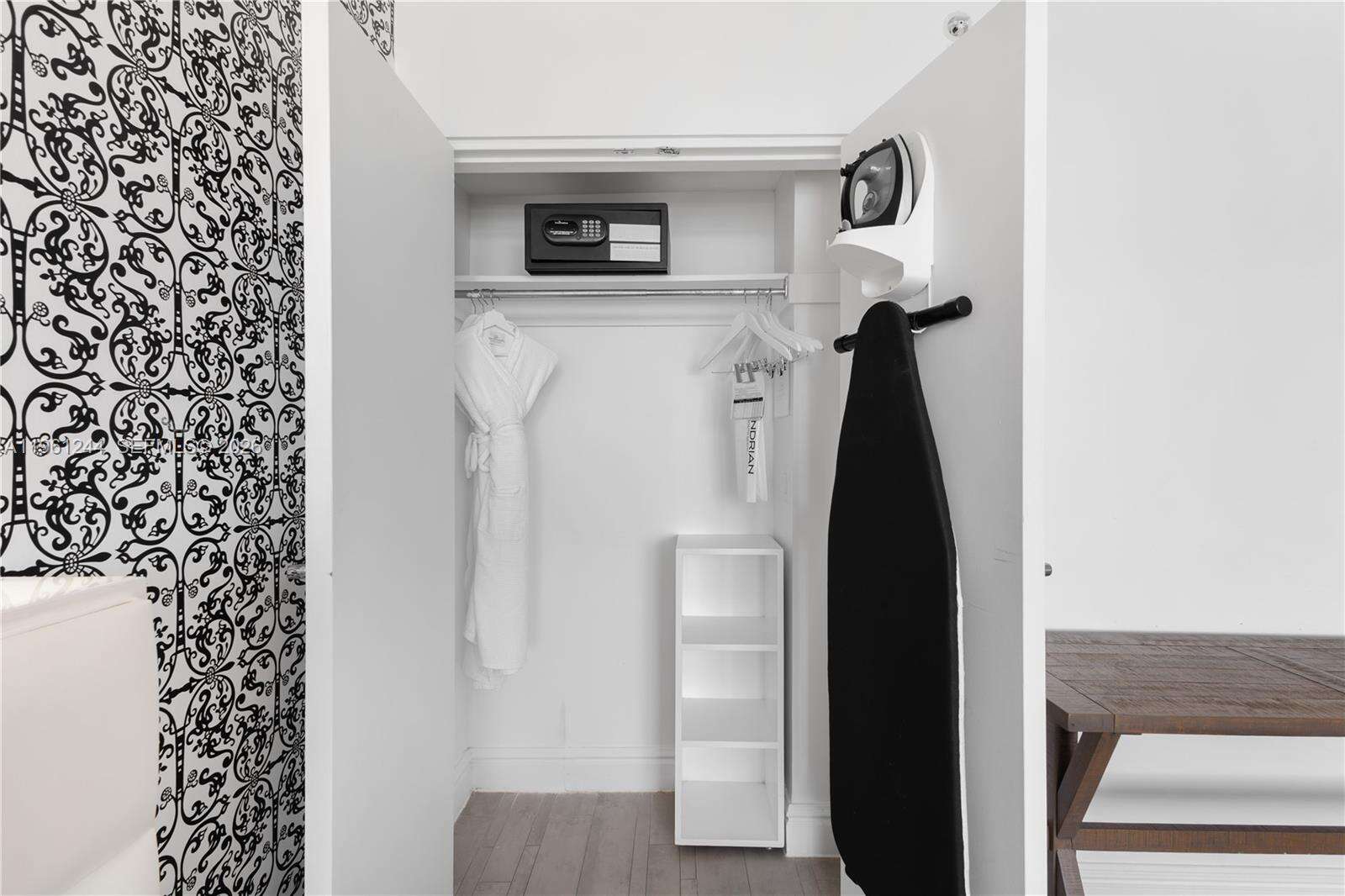 Mondrian Unit #408 | Picture 19