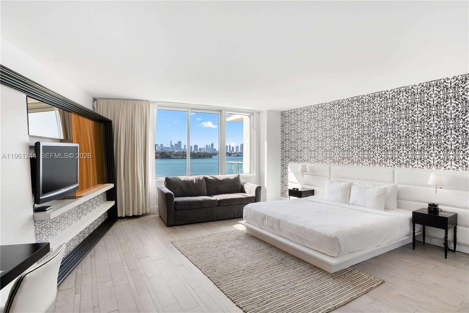 Mondrian Unit #408 | Picture 3