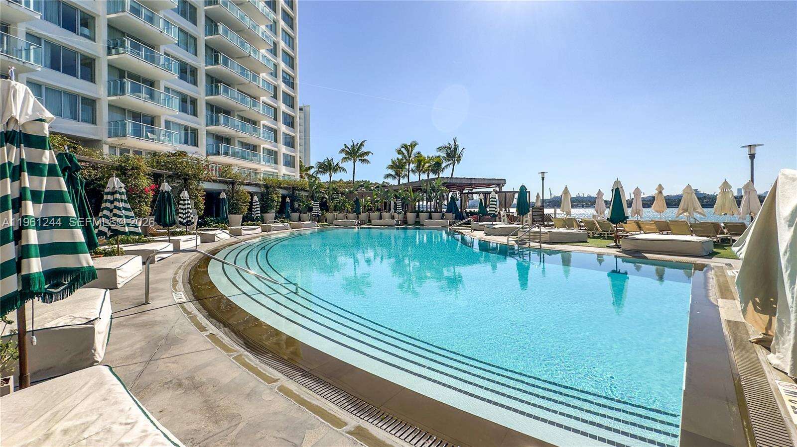 Mondrian Unit #408 | Picture 23