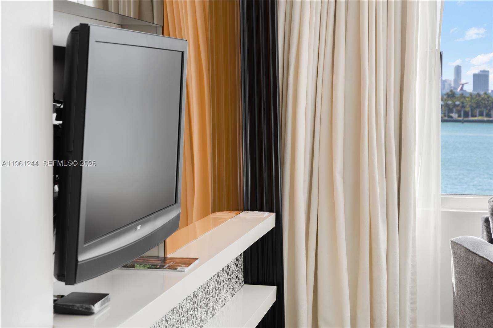 Mondrian Unit #408 | Picture 9