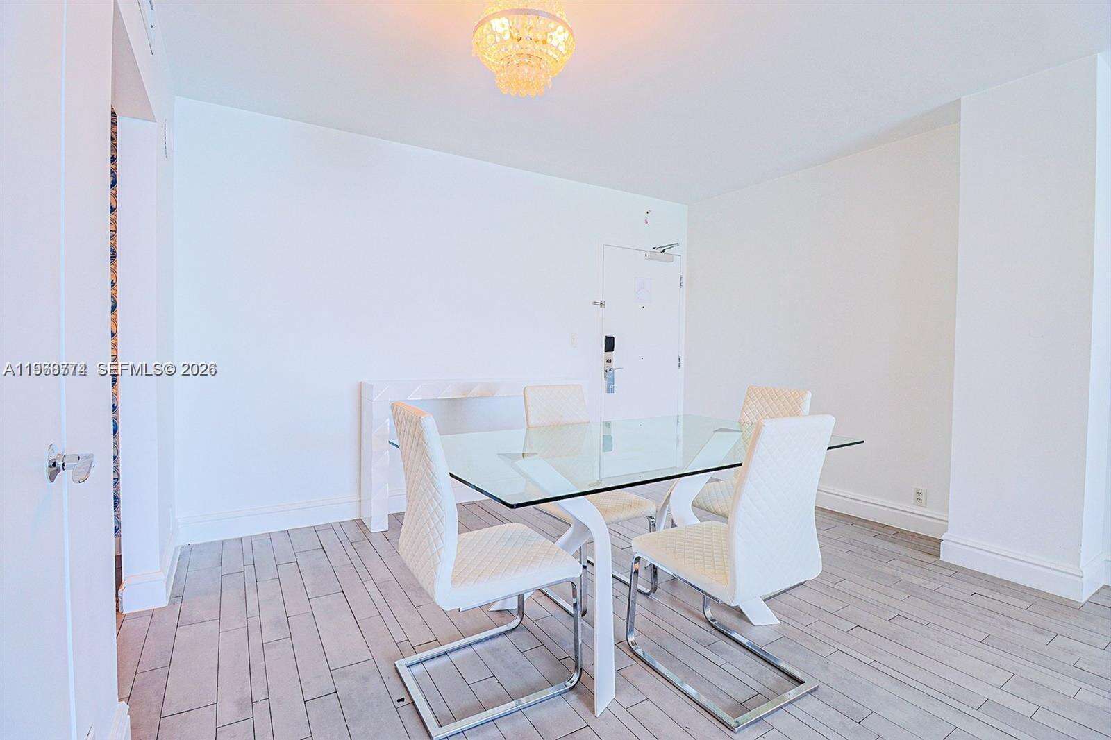 Mondrian Unit #816 | Picture 17