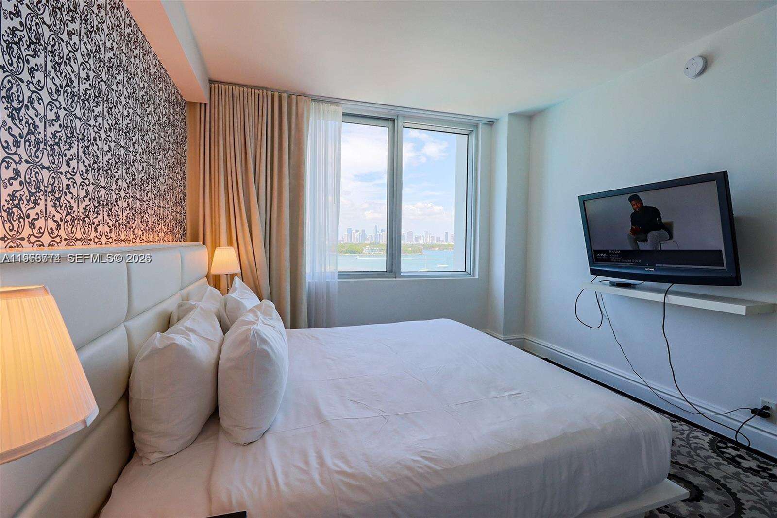 Mondrian Unit #816 | Picture 25