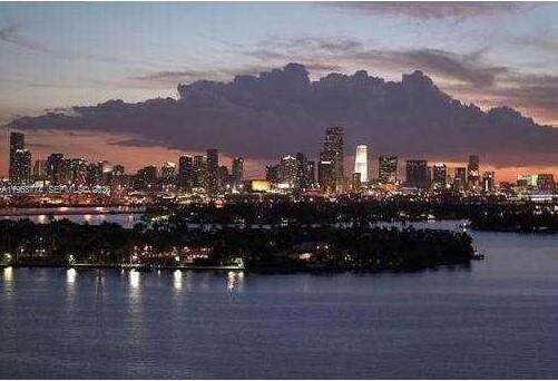 Mondrian Unit #816 | Picture 4