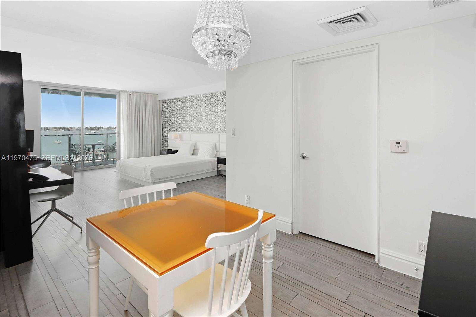 Mondrian Unit #322 | Picture 14