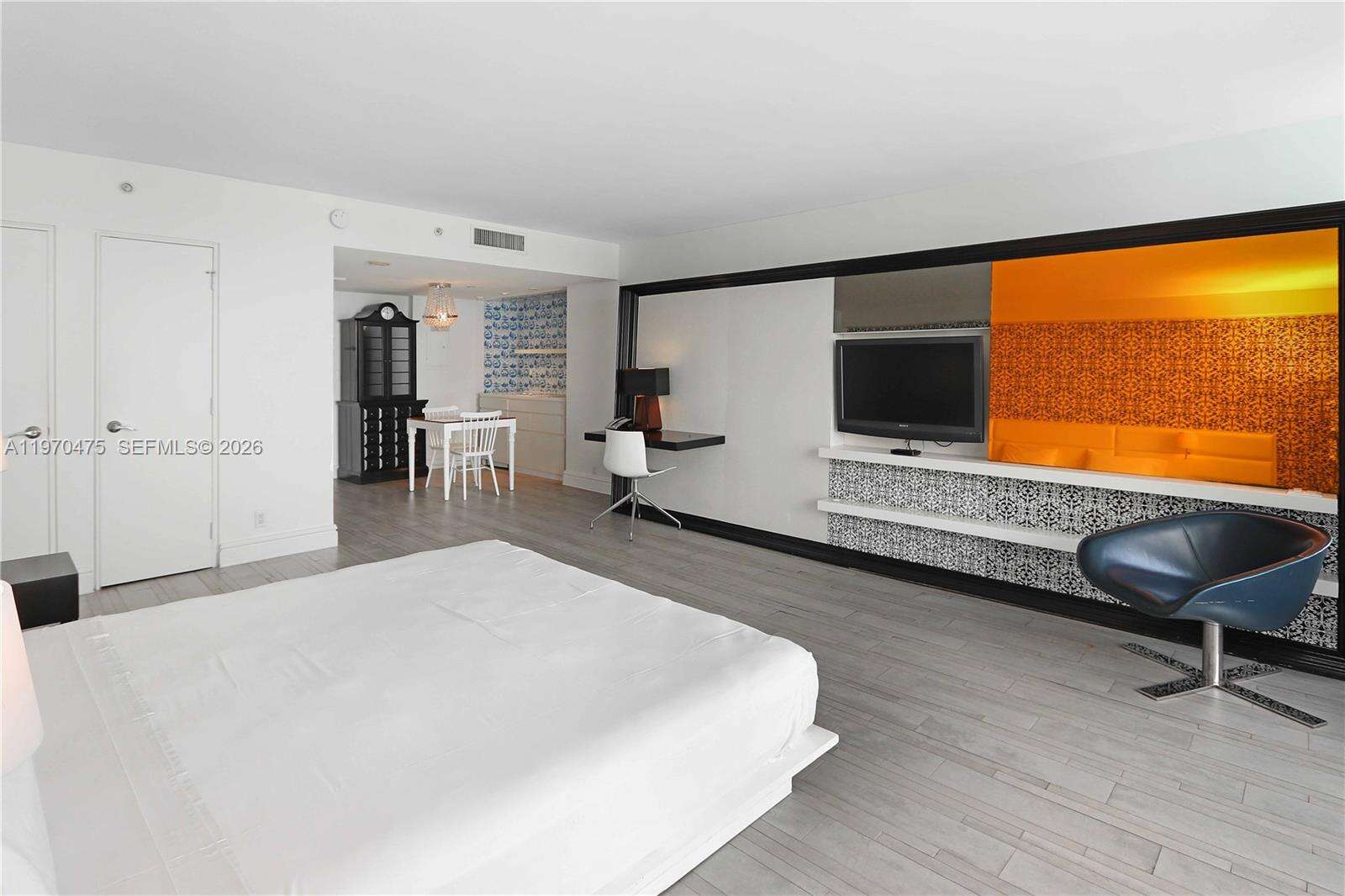 Mondrian Unit #322 | Picture 23