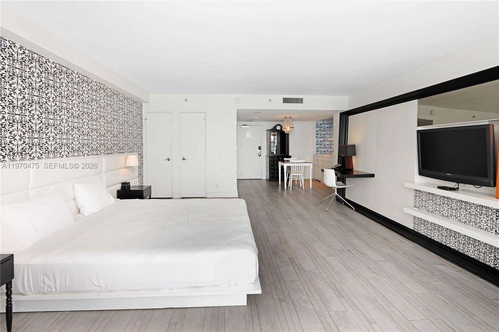 Mondrian Unit #322 | Picture 24