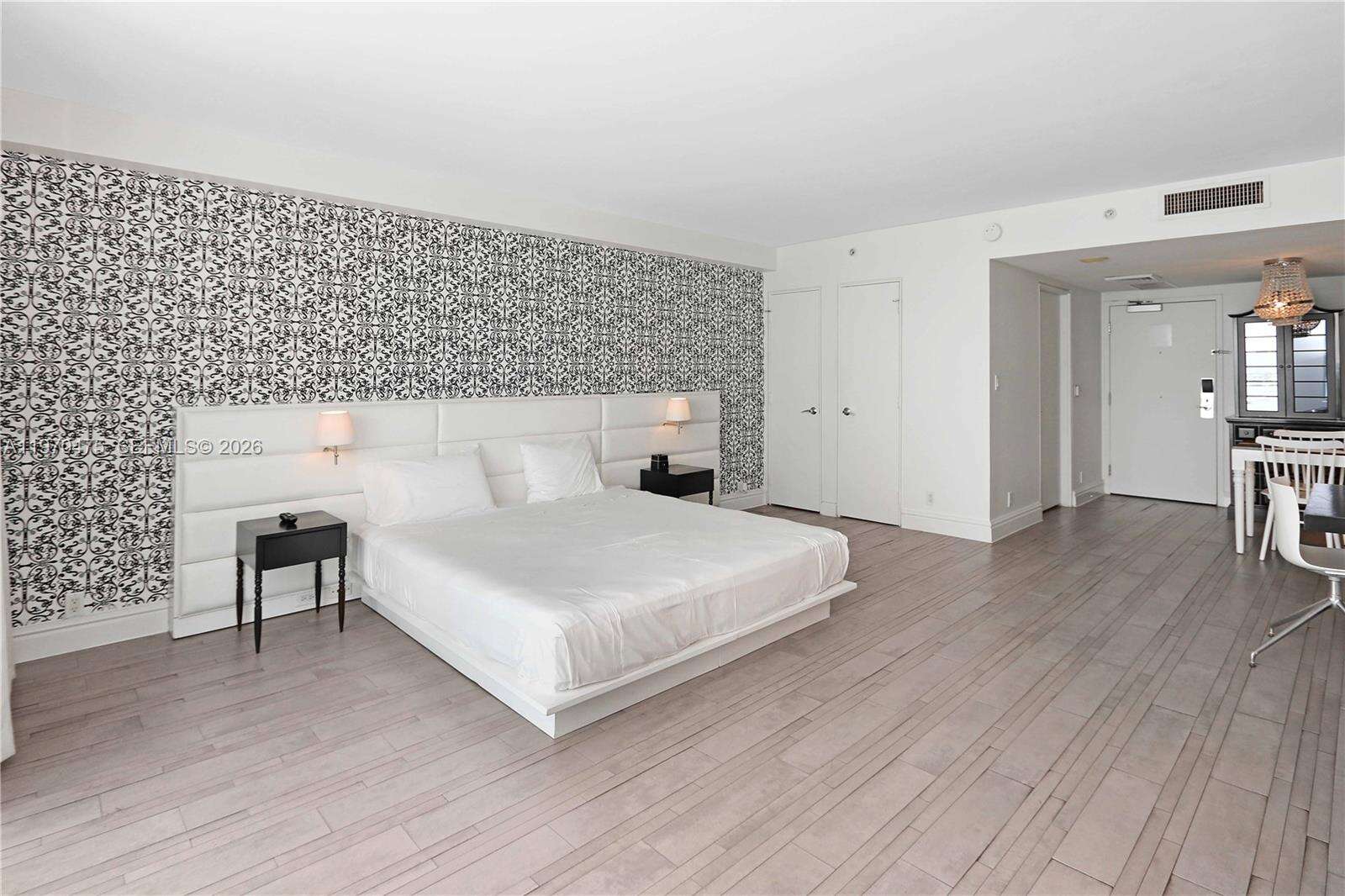 Mondrian Unit #322 | Picture 25