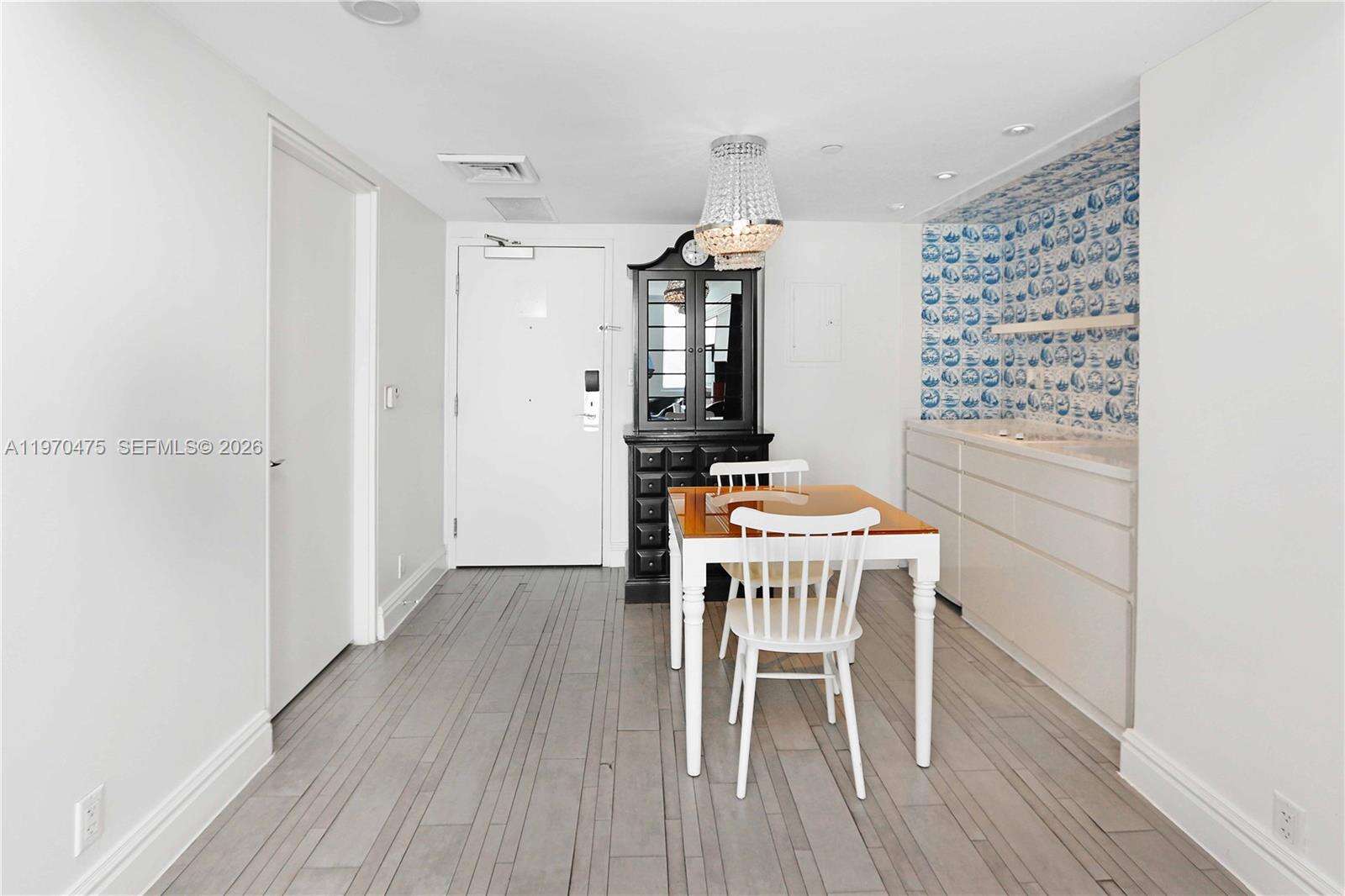 Mondrian Unit #322 | Picture 26