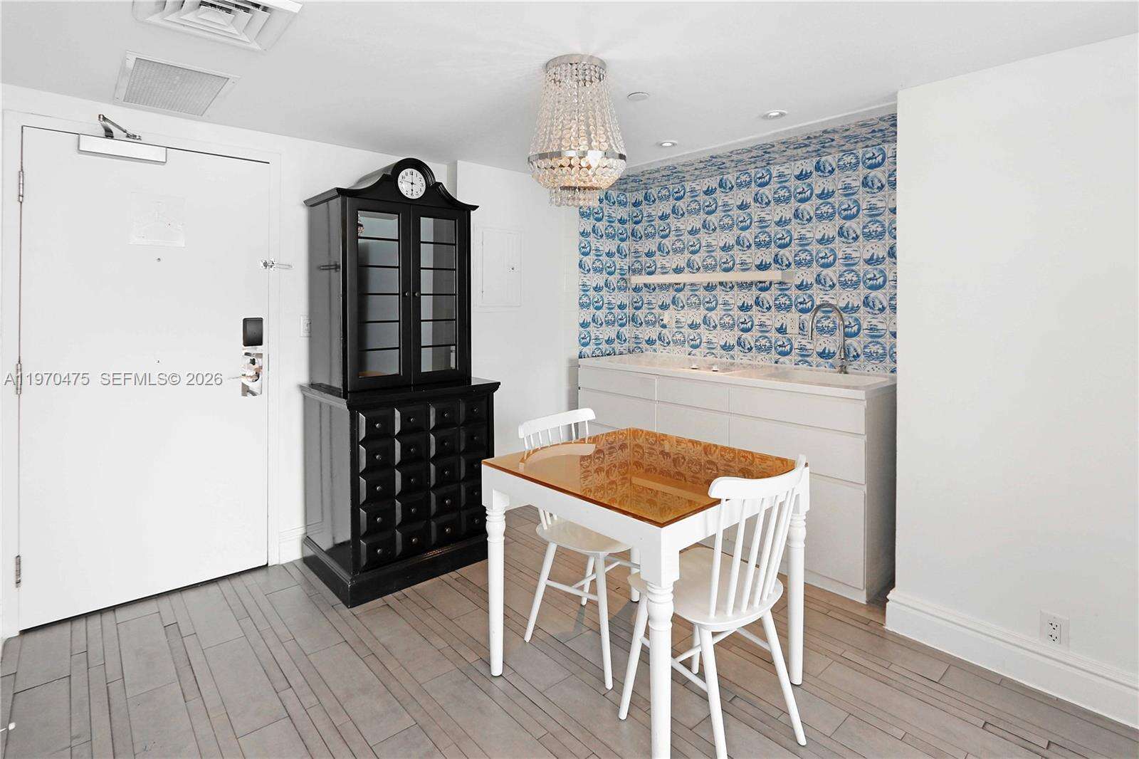 Mondrian Unit #322 | Picture 27