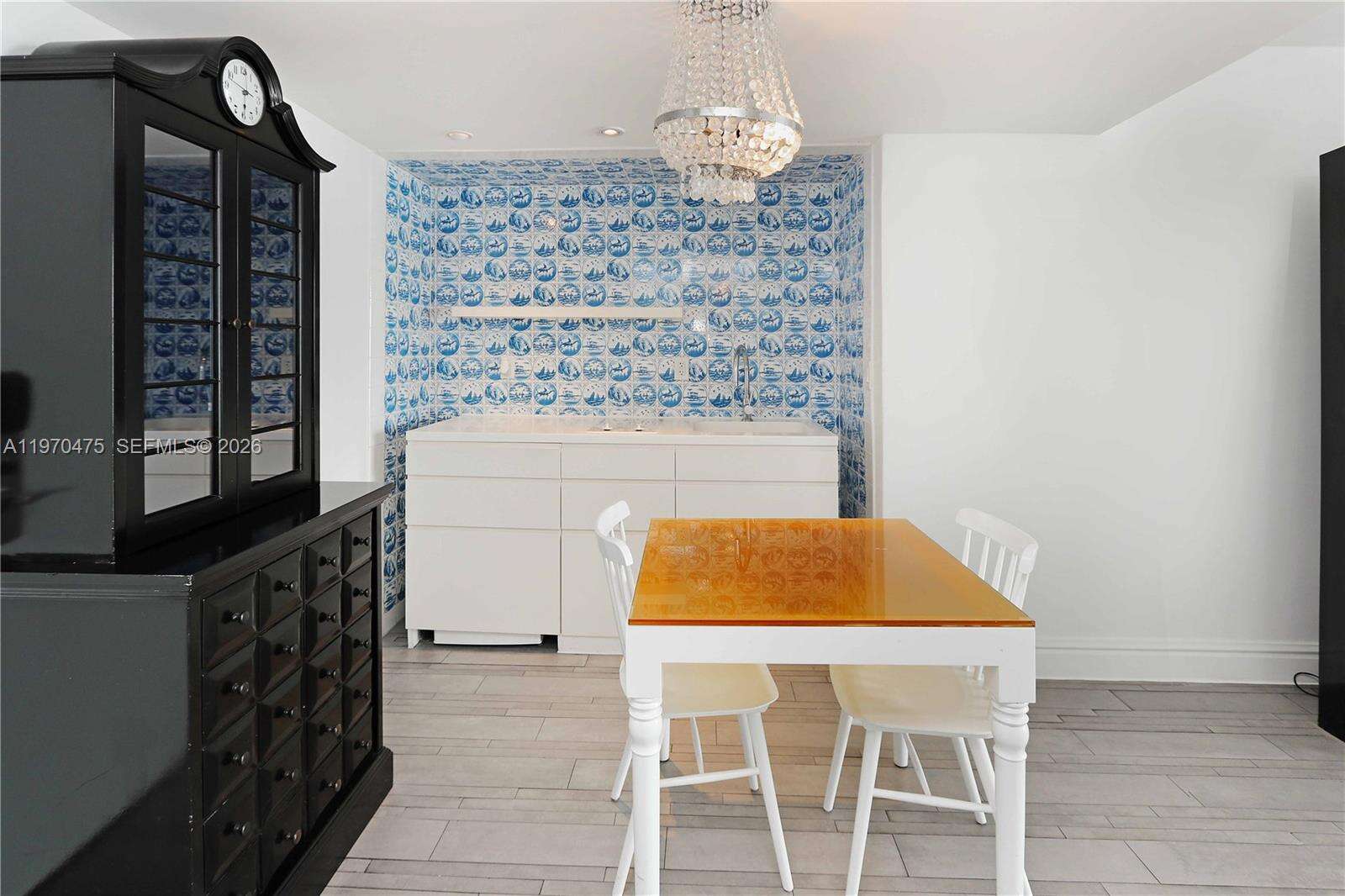 Mondrian Unit #322 | Picture 29