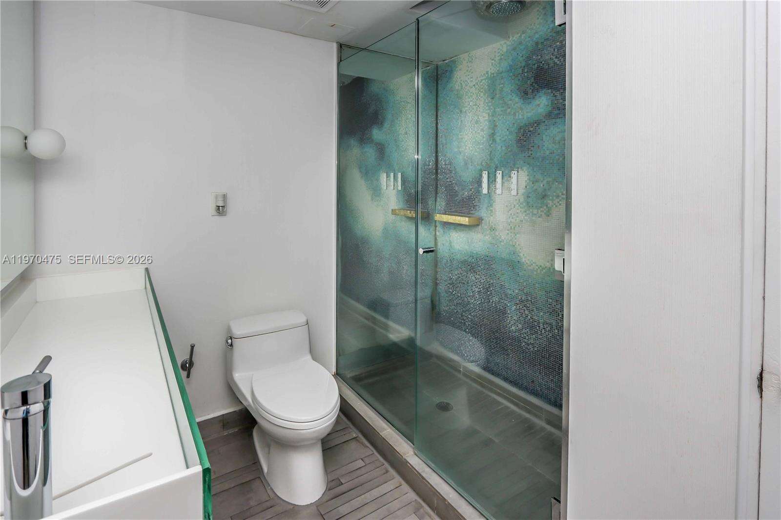 Mondrian Unit #322 | Picture 34