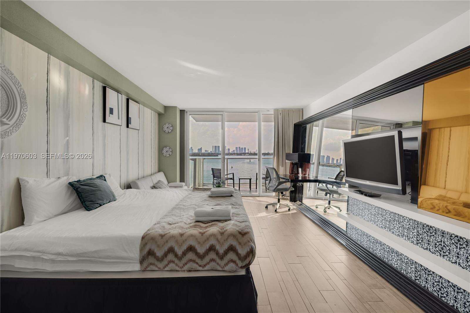 Mondrian Unit #520 | Picture 11