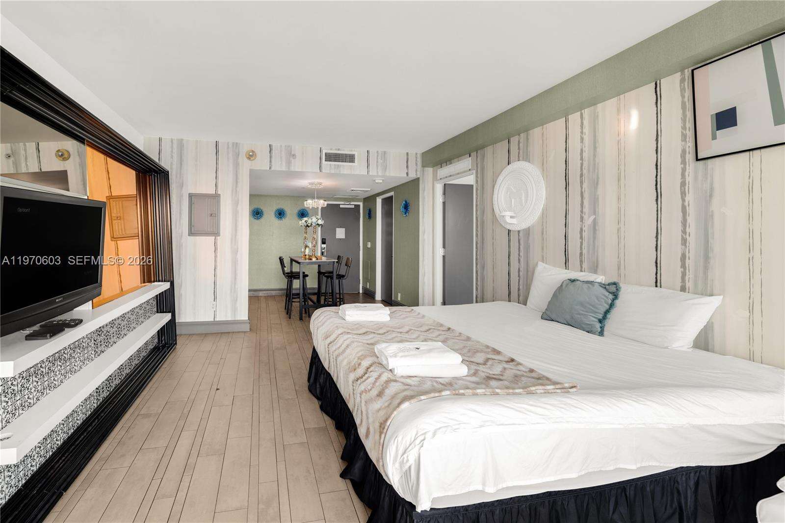 Mondrian Unit #520 | Picture 12