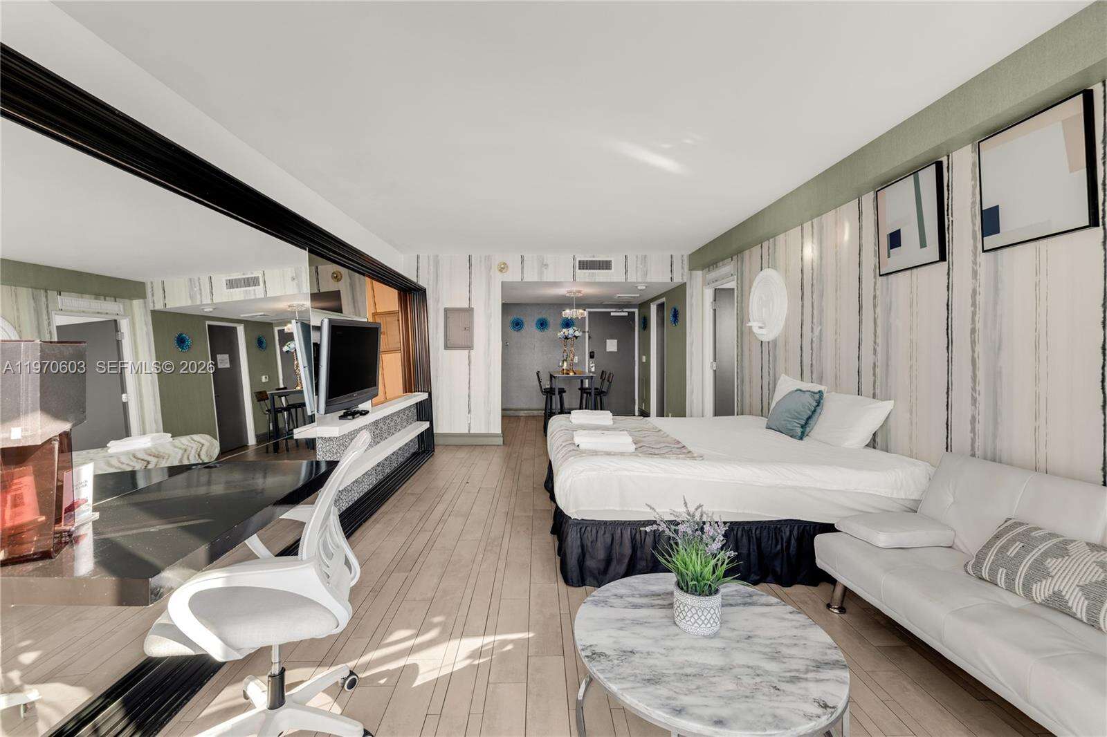 Mondrian Unit #520 | Picture 13