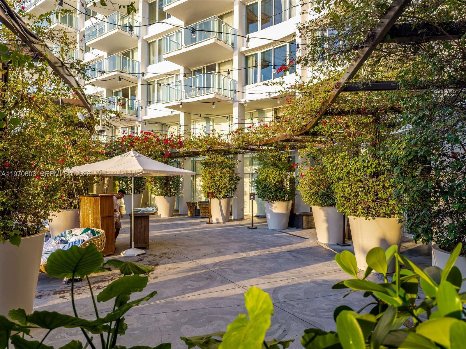 Mondrian Unit #520 | Picture 4