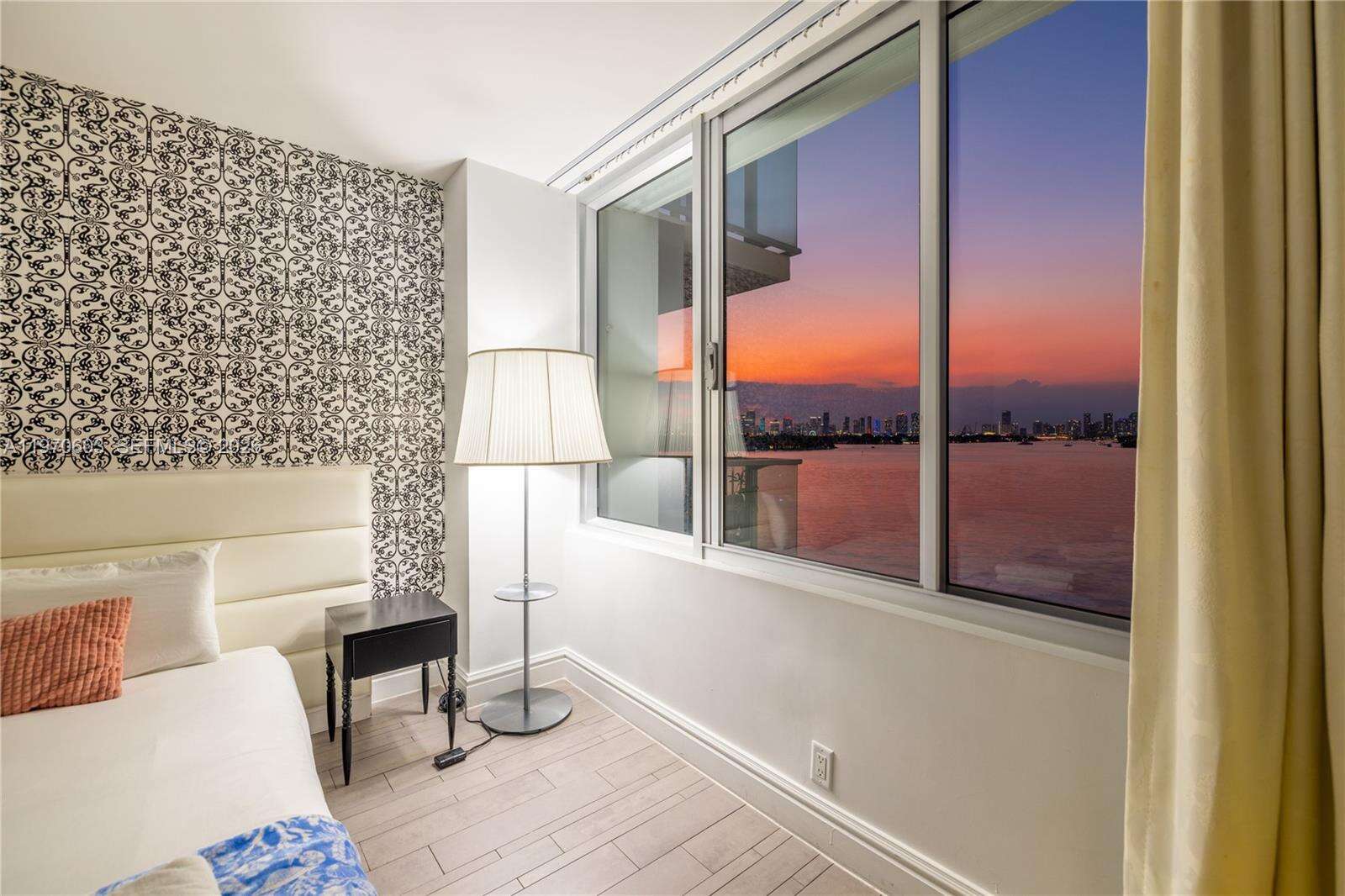 Mondrian Unit #520 | Picture 31