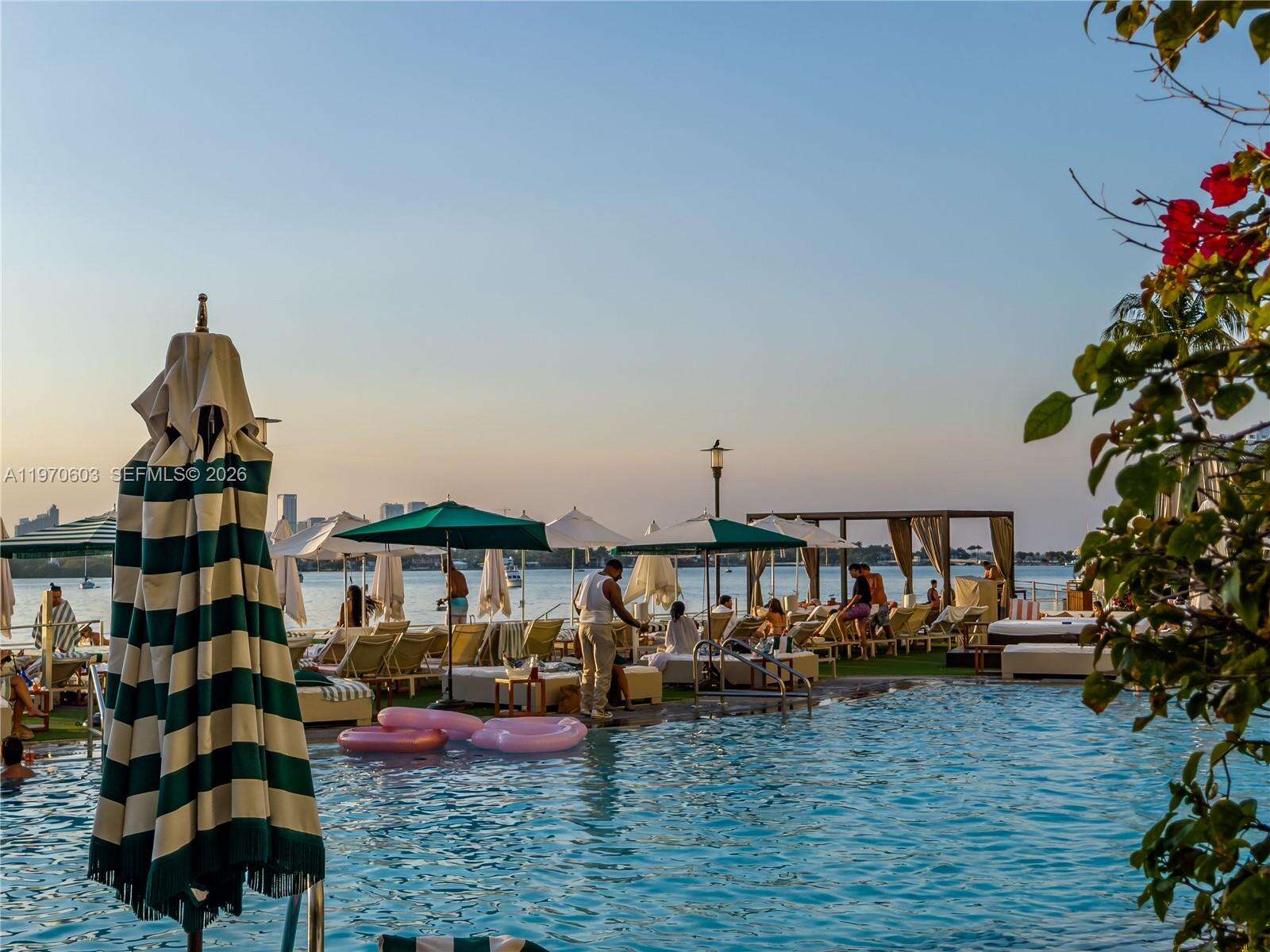 Mondrian Unit #520 | Picture 33