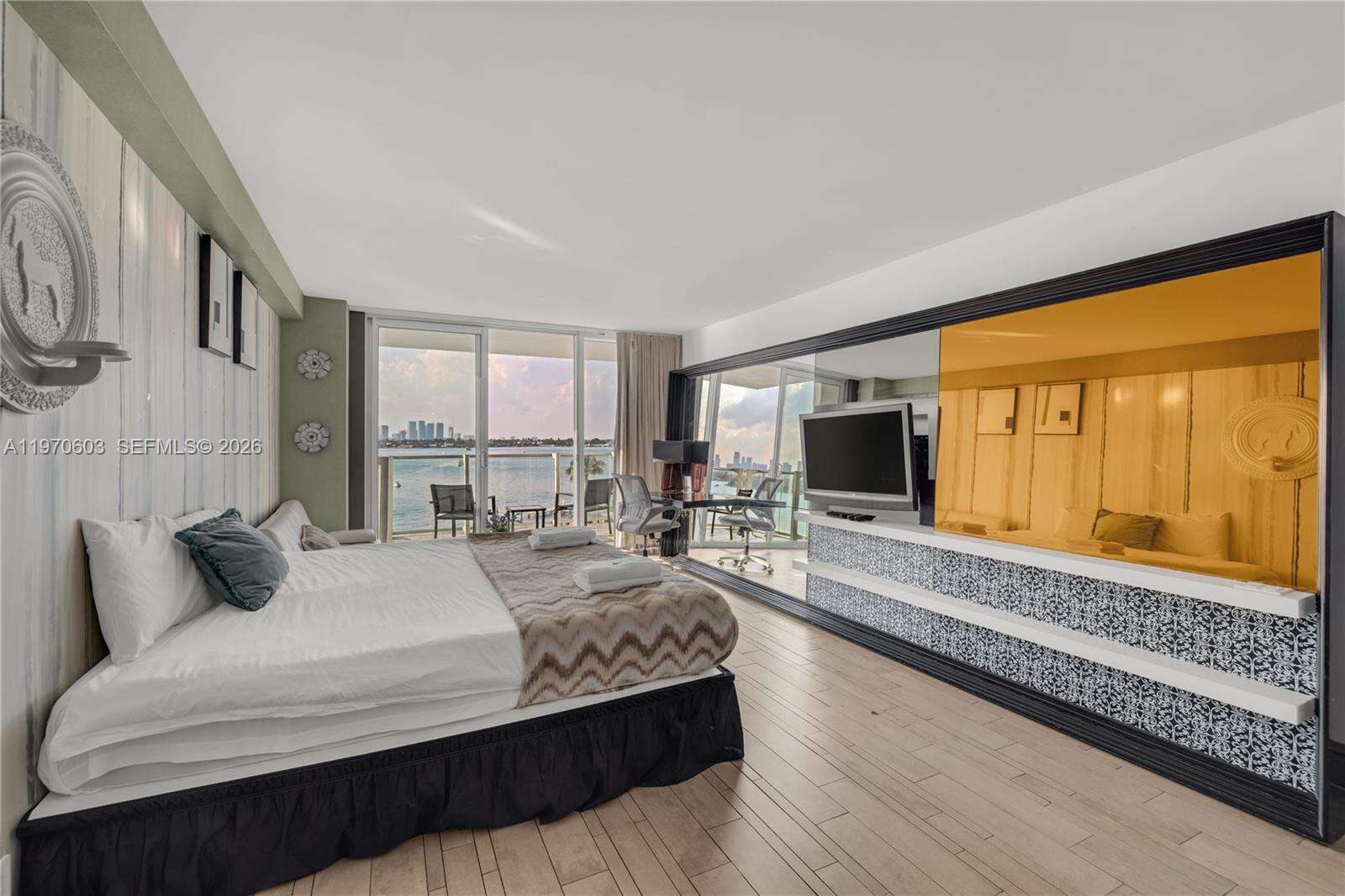 Mondrian Unit #520 | Picture 37