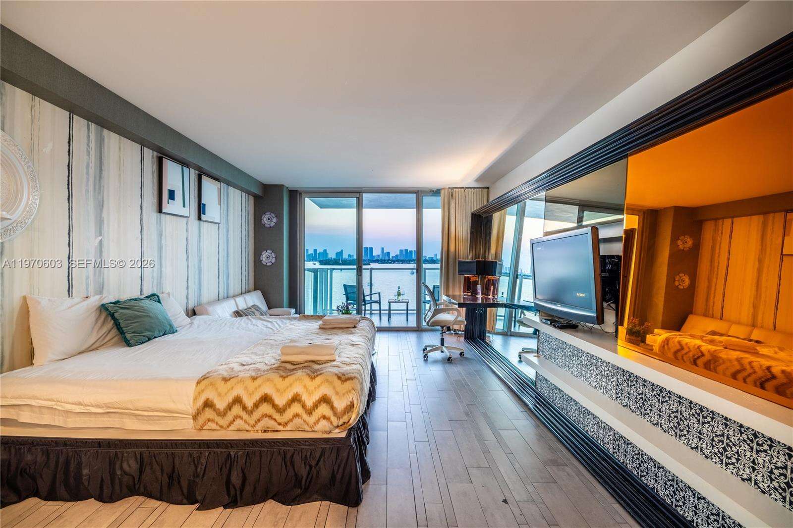 Mondrian Unit #520 | Picture 40